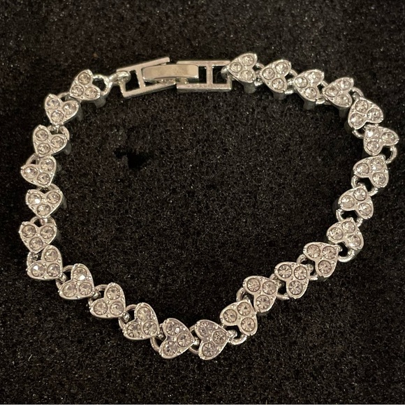 Silver Tone Crystal Heart Bracelet NIB - Picture 5 of 14